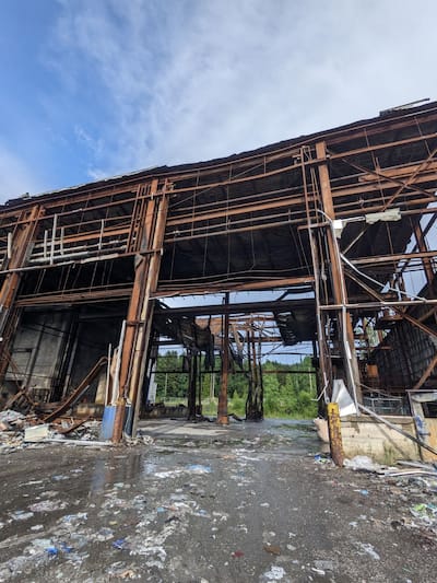 Several boxes, including syringes, solutions, surgical masks, latex gloves and visors, were stored in a dilapidated building in Val-des-Sources for recycling purposes.