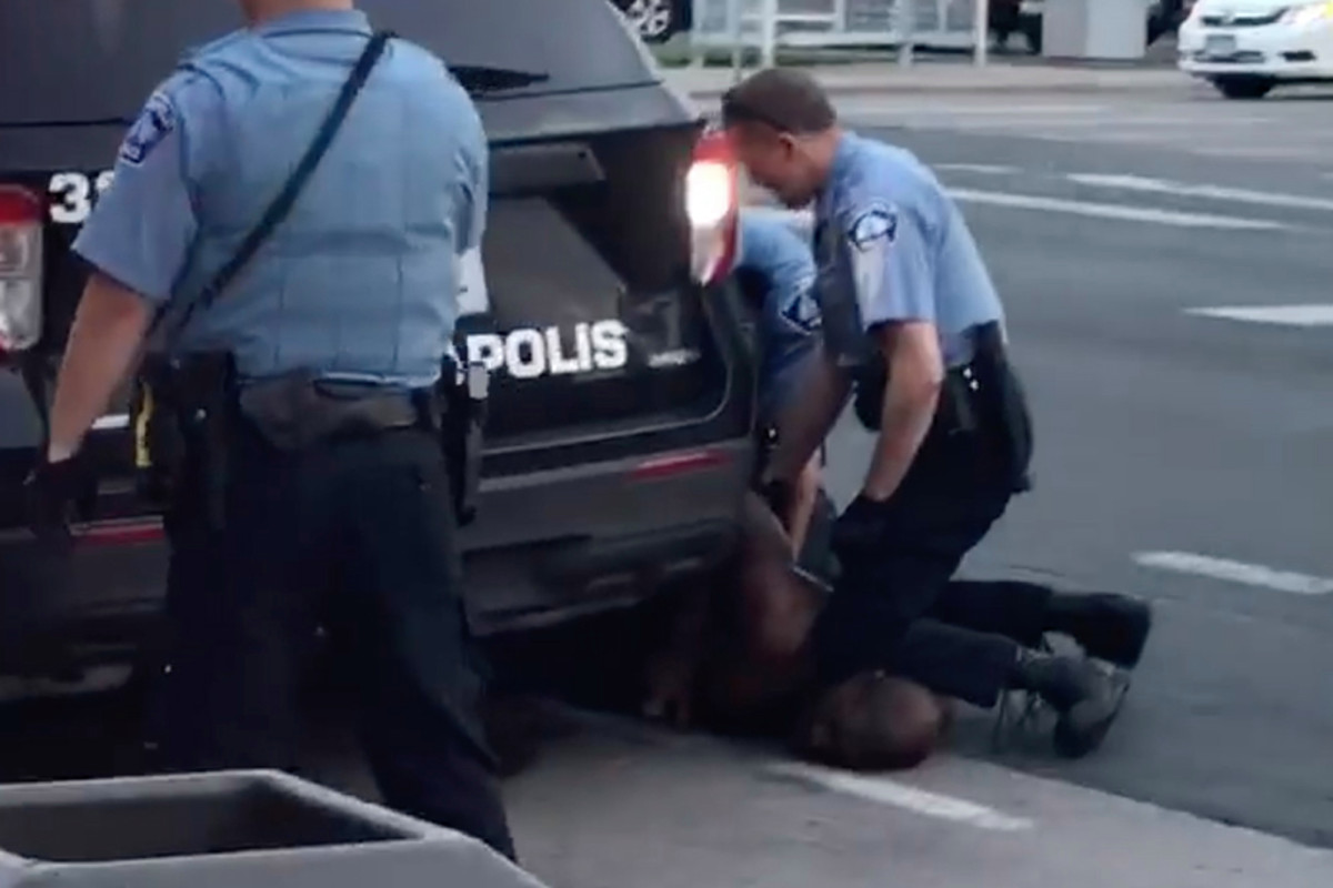 Minneapolis Guard then kneels on dead black man's neck: VIDEO
