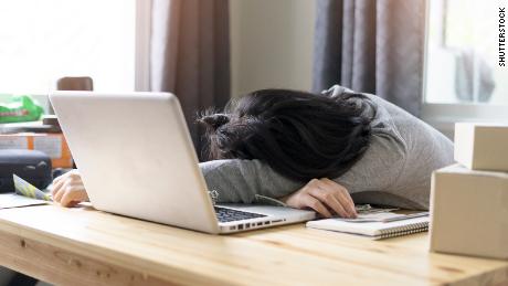 If you don't stick to a regular sleep schedule, you hurt your health, says the study
