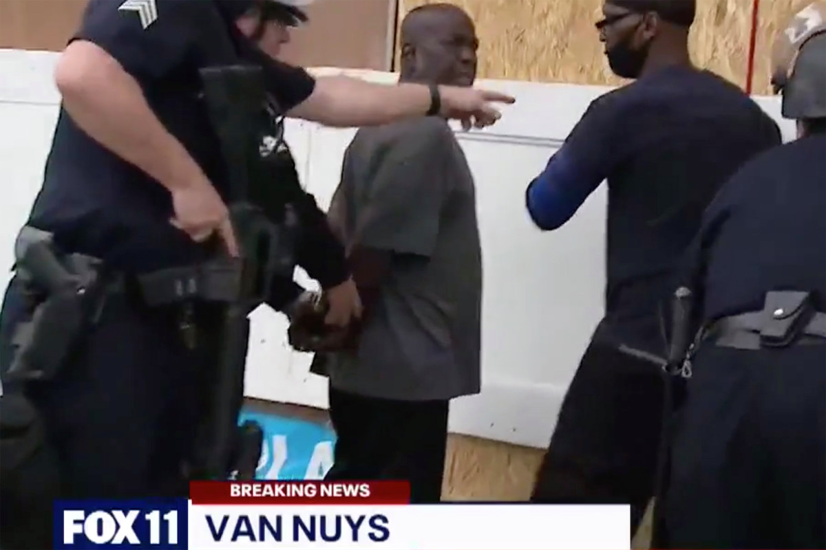 Police mistakenly handcuffs residents instead of robbers: video