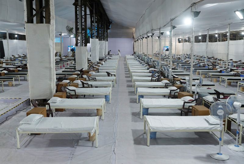 © Reuters. Beds are seen at a recently constructed quarantine facility for patients diagnosed with the coronavirus disease (COVID-19) in Mumbai