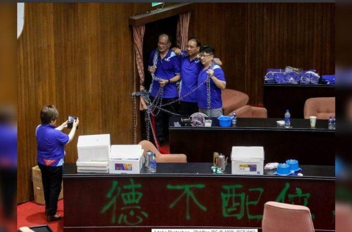 Fighting in Taiwan parliament after opposition occupies building