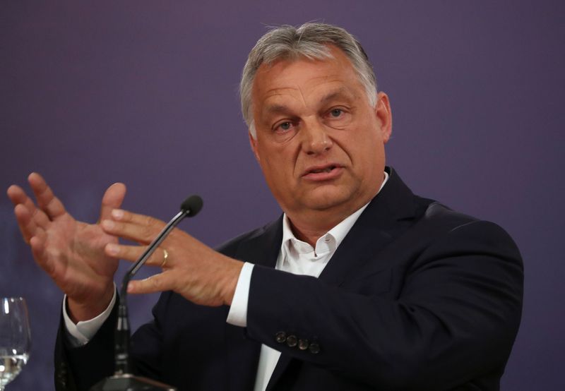 © Reuters. FILE PHOTO: Hungarian Prime Minister Viktor Orban gestures during a news conference in Belgrade