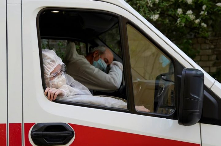 © Reuters. FILE PHOTO: Paramedics carry out their duties amid the coronavirus disease outbreak in Tver
