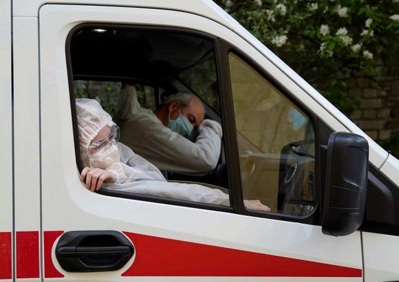 © Reuters. FILE PHOTO: Paramedics carry out their duties amid the coronavirus disease outbreak in Tver