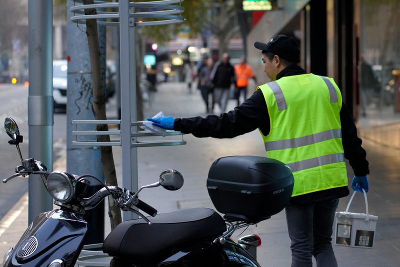 © Reuters. An essential worker sanitises surfaces under COVID-19 lockdown restrictions in Melbourne