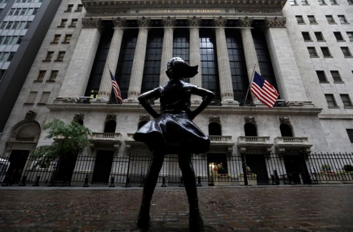 © Reuters. The Fearless Girl statue is seen outside the NYSE in New York