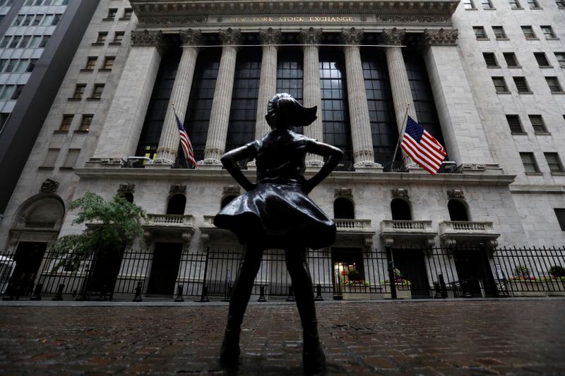 © Reuters. The Fearless Girl statue is seen outside the NYSE in New York
