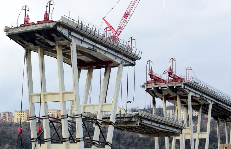 © Reuters. FILE PHOTO: General view on the collapsed Morandi Bridge in Genoa, Italy