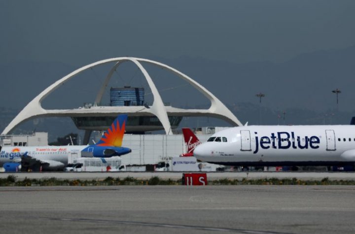 © Reuters. A Jet Blue airplane is seen at Los Angeles International airport