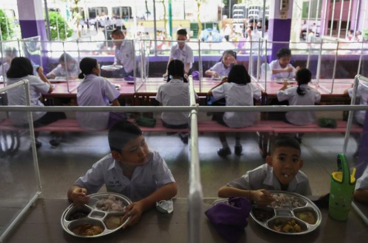 © Reuters. Schools in Thailand reopen amid the spread of the coronavirus disease (COVID-19)
