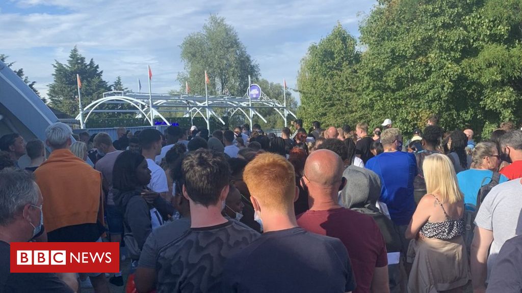 Thorpe Park: Man 'slashed in stomach' in stabbing