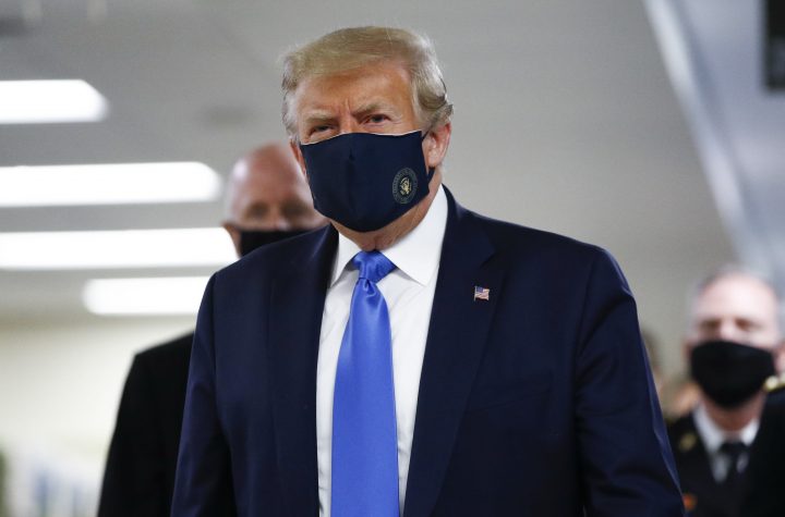Trump wears coronavirus mask during public visit to Walter Reed military hospital