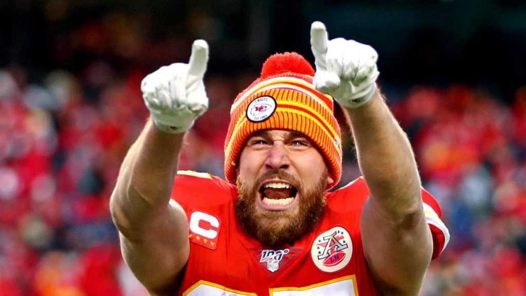 Chiefs, Travis Kelce agree to four-year extension reportedly worth more than $14 million per season