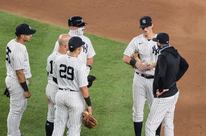 DJ LeMahieu exits Yankees game with sprained left thumb, MRI to follow