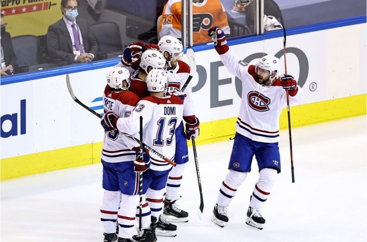 TORONTO, ONTARIO - AUGUST 14: Jesperi Kotkaniemi #15 of the Montreal Canadiens celebrates with his teammates after scoring a goal on Brian Elliott #37 of the Philadelphia Flyers during the third period in Game Two of the Eastern Conference First Round during the 2020 NHL Stanley Cup Playoffs at Scotiabank Arena on August 14, 2020 in Toronto, Ontario, Canada. (Photo by Elsa/Getty Images) ORG XMIT: 775544553
