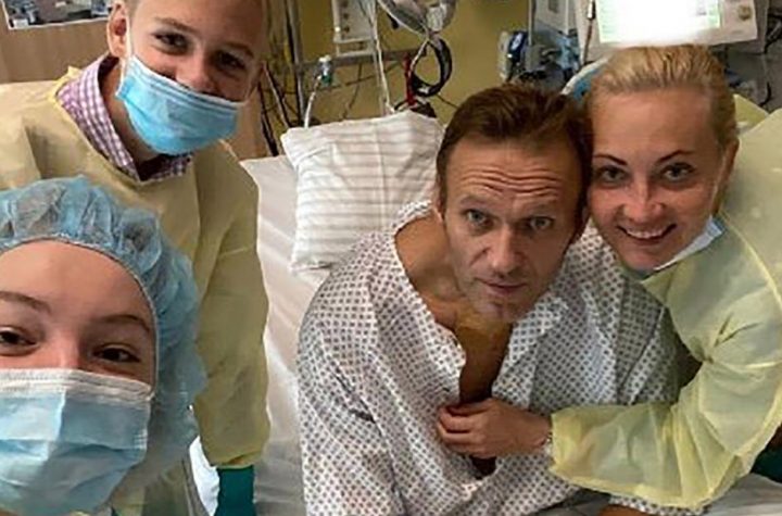 Alexei Navalny: Opposition leader posts hospital photo after aide says he plans to return to Russia