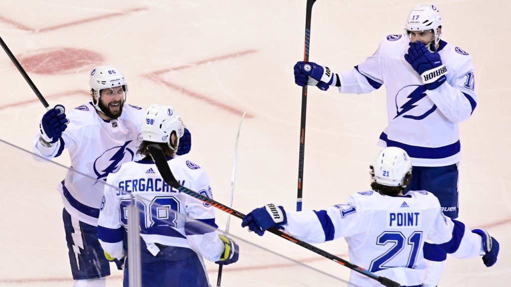 Quick-Strike Lightning takes Game 4, pushing Islanders to the brink of elimination