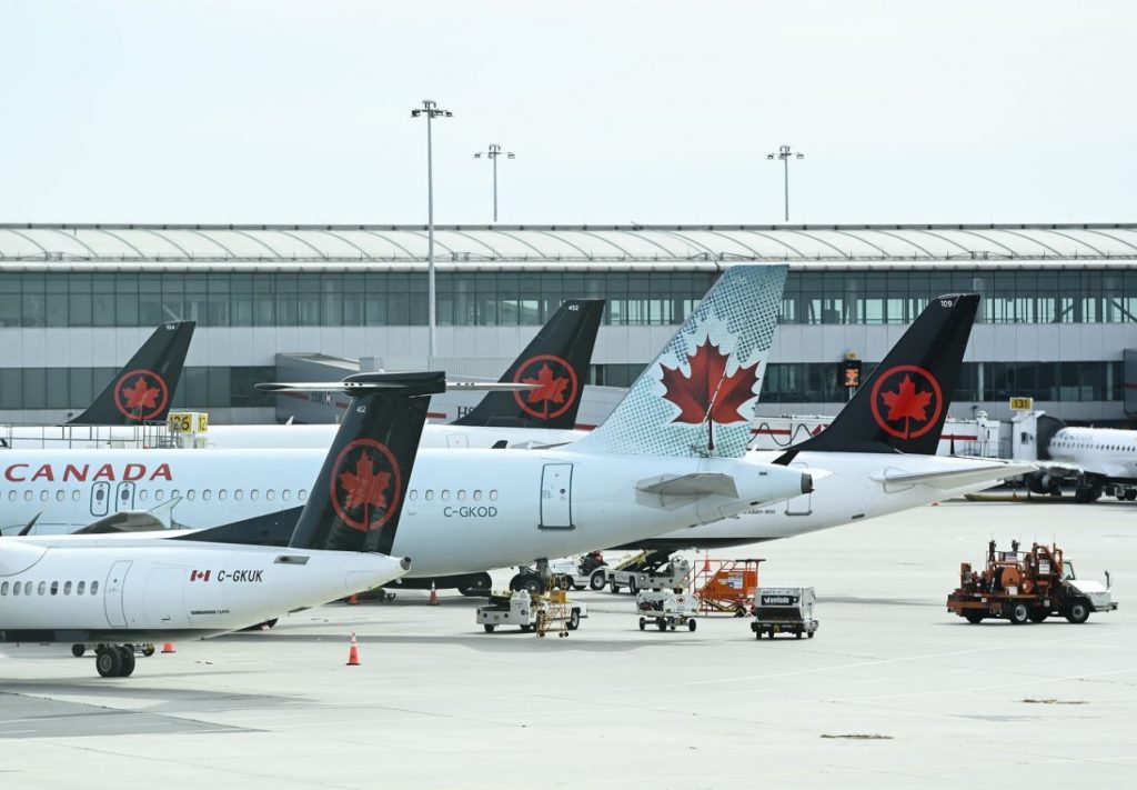 WestJet, Air Canada Fight flight return on Twitter