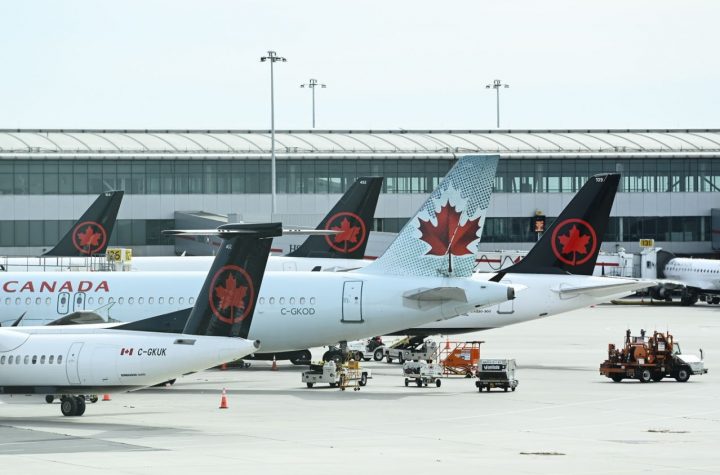 WestJet, Air Canada Fight flight return on Twitter