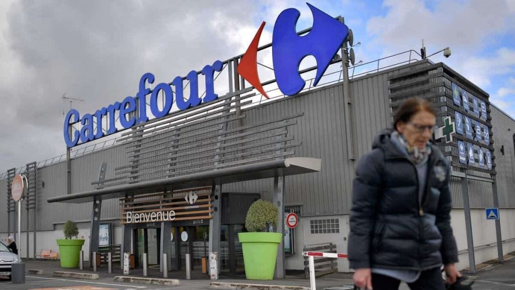 Carrefour scolded Couche-Tard on Twitter