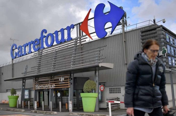 Carrefour scolded Couche-Tard on Twitter