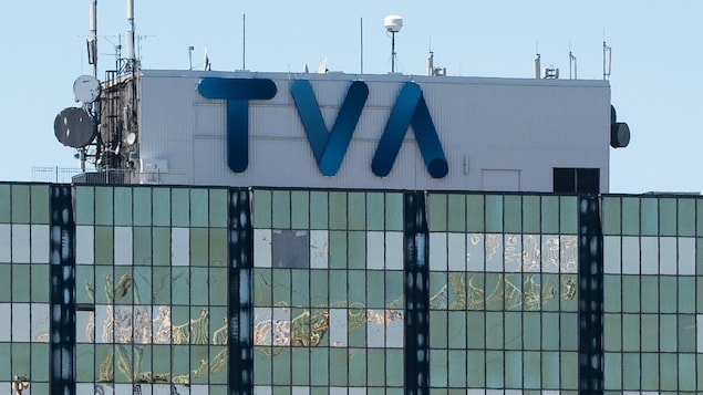 Logo bleu de TVA sur le toit d'un immeuble.