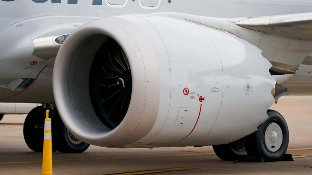 Boeing 737 Max pilots shut down engine in mid-flight
