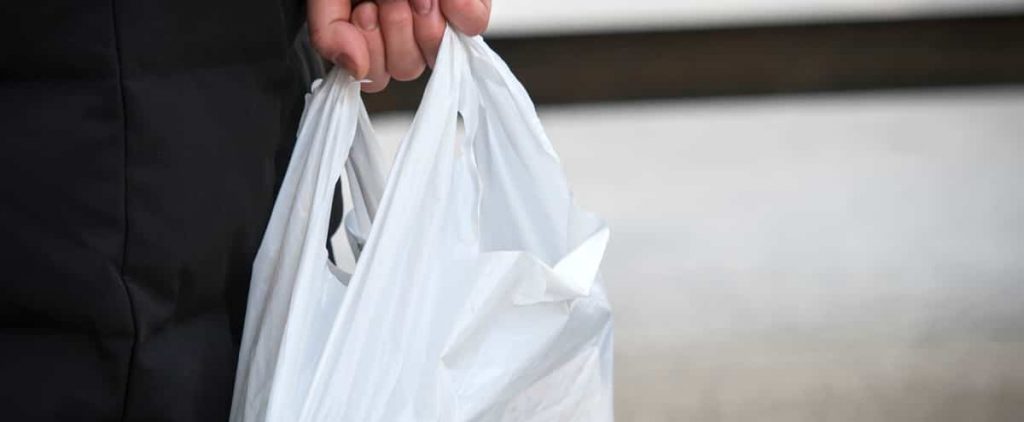 FamilyLiprix removes single-use plastic bags