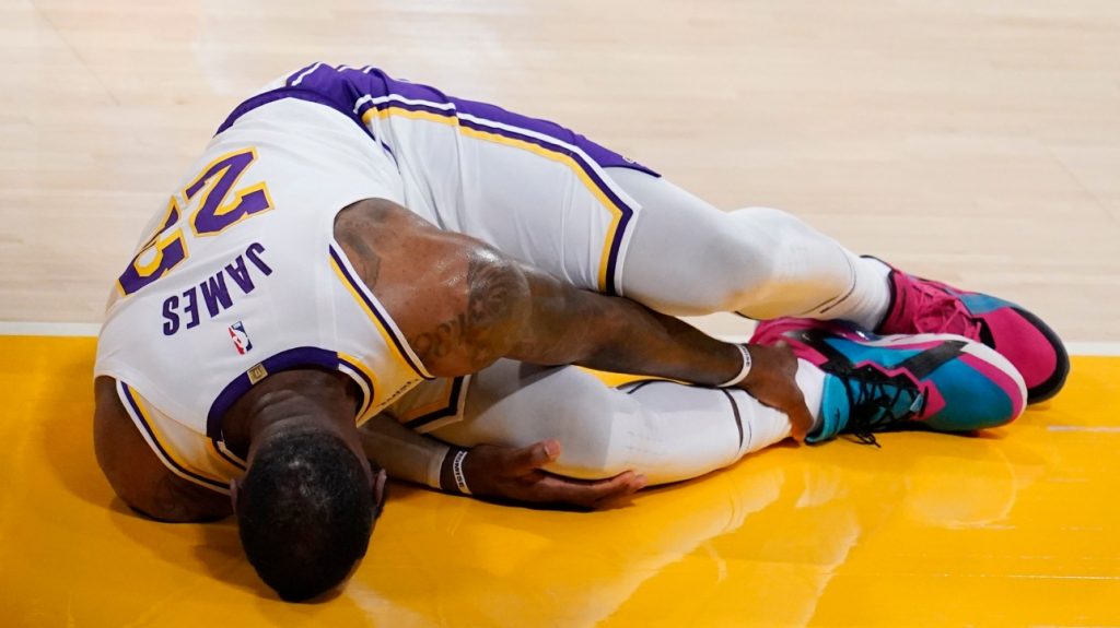 NBA: LeBron James leaves the game in front of the Hawks with an ankle injury