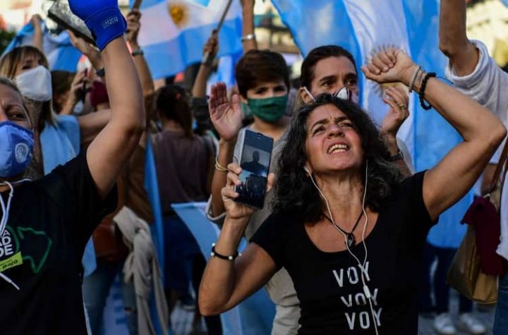 Protests in Buenos Aires against new health restrictions