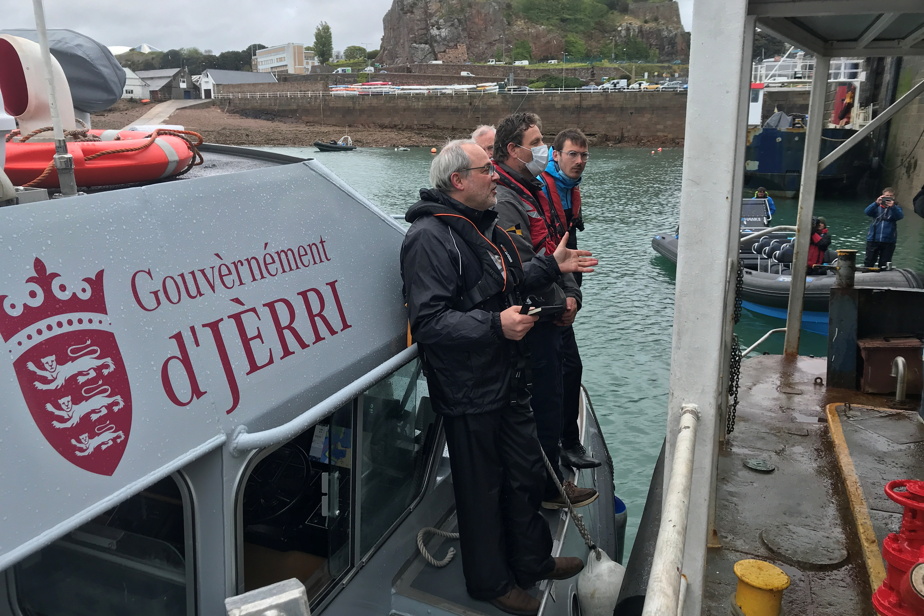 Le ministre adjoint de l’Environnement de Jersey, Gregory Guida, parle avec des représentants des pêcheurs. Le gouvernement de Jersey a déclaré que 17 des 41 navires français autorisés à venir pêcher se verraient imposer de nouvelles limites de pêche.
