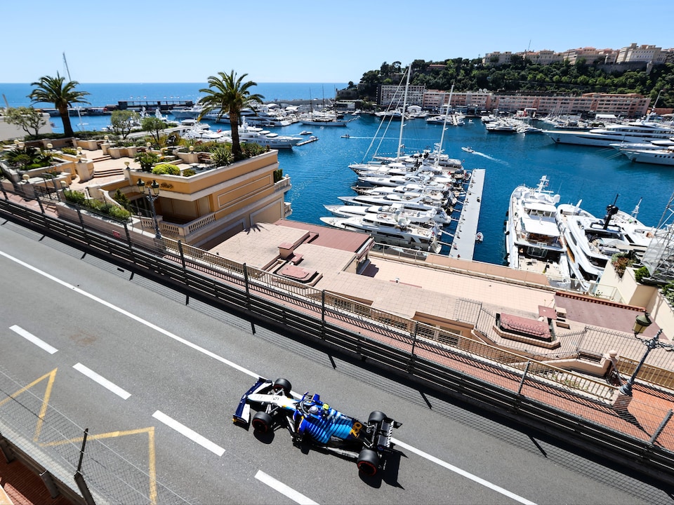 Overview of the port of Monte-Carlo with single-seater driving of Nicholas Latifi on the front.