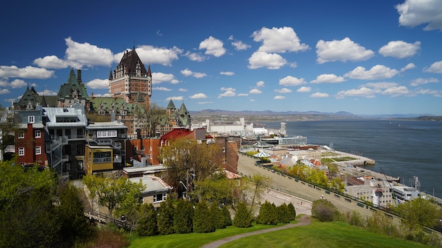 $ 75 as a gift to attract tourists to the Quebec City area