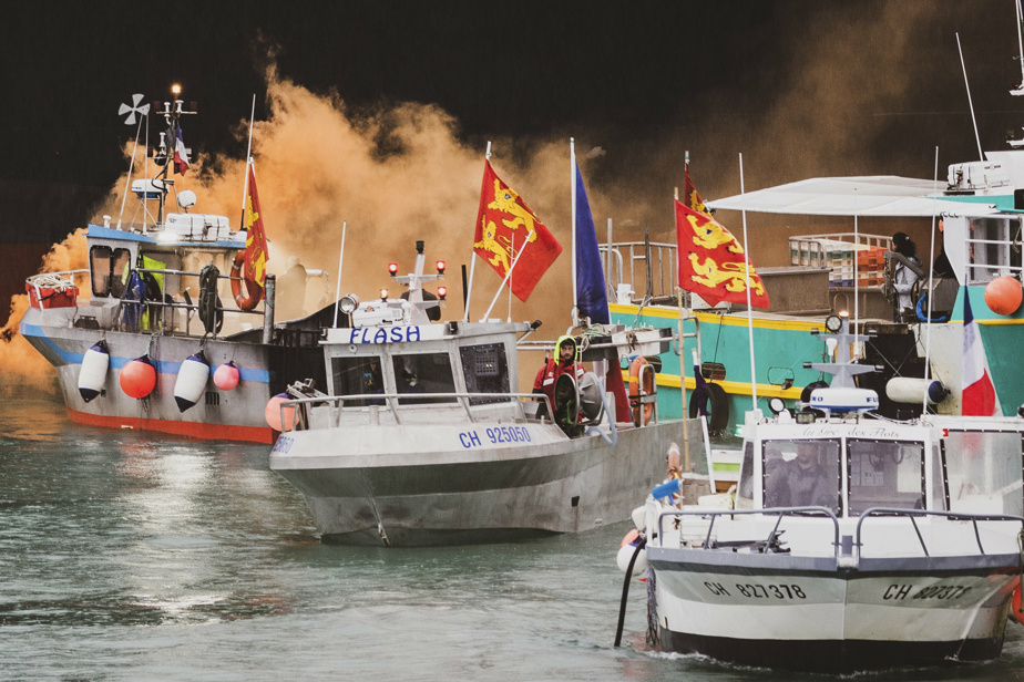 Démonstration de force devant l’île de Jersey, jeudi, où des navires de pêche normands et bretons ont protesté contre les nouvelles exigences pour la pêche en eaux britanniques.