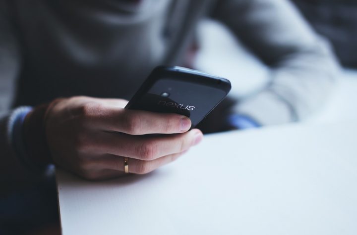 Un homme utilisant son téléphone