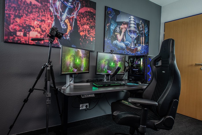 Gray room with gray desk chair screens Anthracite Gray Carpet Gaming Equipment