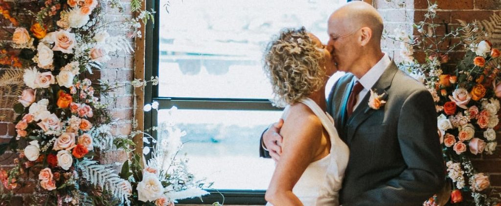 [EN IMAGES] With Alzheimer's pain, he asks his wife again at the wedding