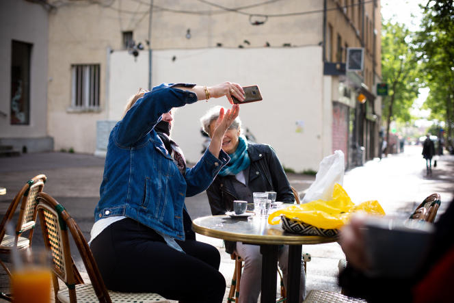 May 19, 2021, Clara and her colleague on the terrace of the Chantekler Cafe in Lyon.