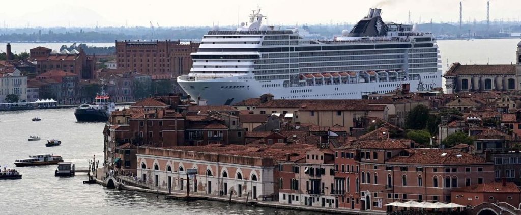 Venice reopens its lagoon to cruisers in a tense atmosphere