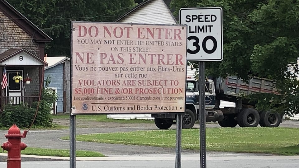 A poster was installed on the US side of the border.