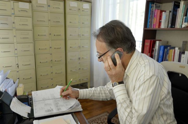 Un médecin au téléphone dans son cabinet (illustration).