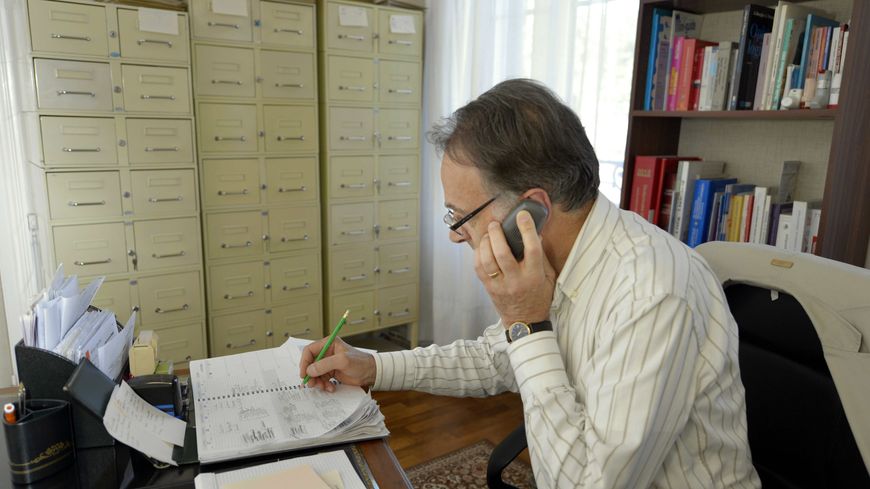 Un médecin au téléphone dans son cabinet (illustration).