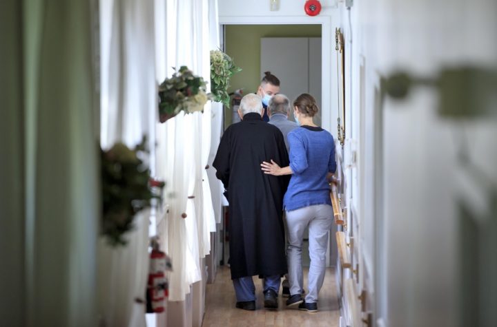 Mandatory vaccination |  There is no data on the residences of private seniors
