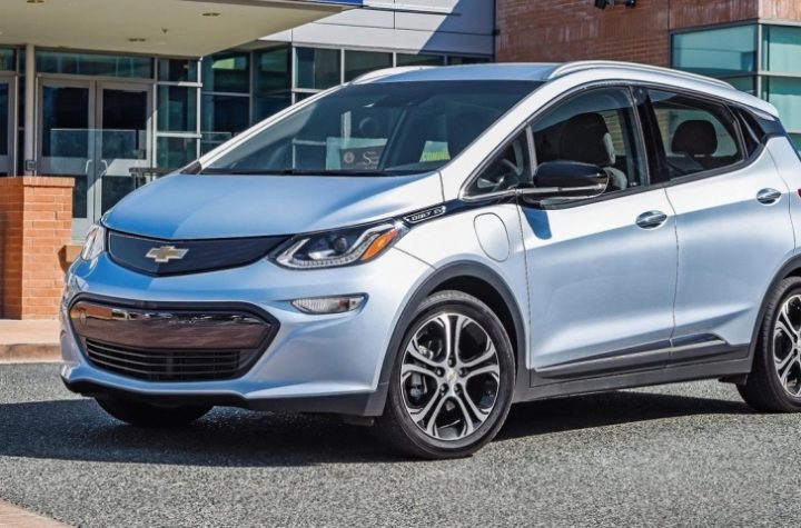 With the new battery, how many kilometers can the 2017 Chevrolet Bolt EV travel?