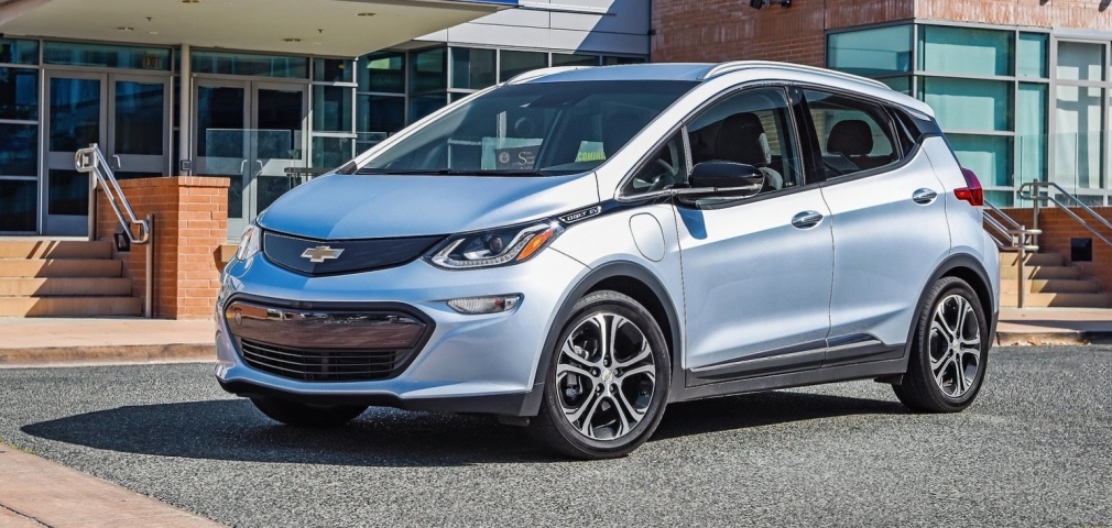 With the new battery, how many kilometers can the 2017 Chevrolet Bolt EV travel?