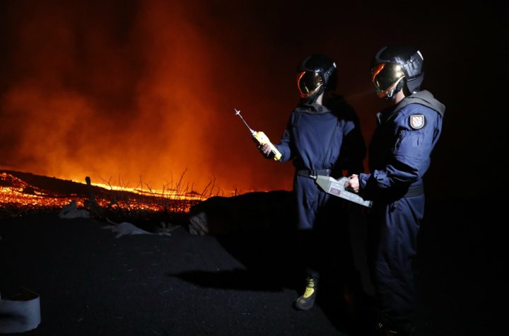 Explosion in the Canaries |  The lava reaches the sea, which is a dangerous phenomenon