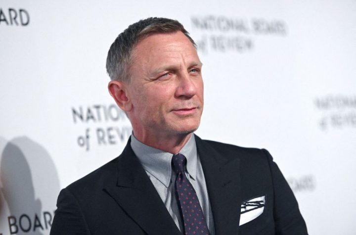 Daniel Craig bids farewell to the James Bond film crew