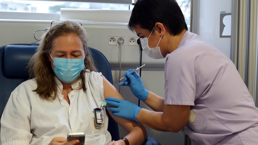 La campagne de vaccination a commencé en janvier 2021 (ici à la clinique Tivoli de Bordeaux).