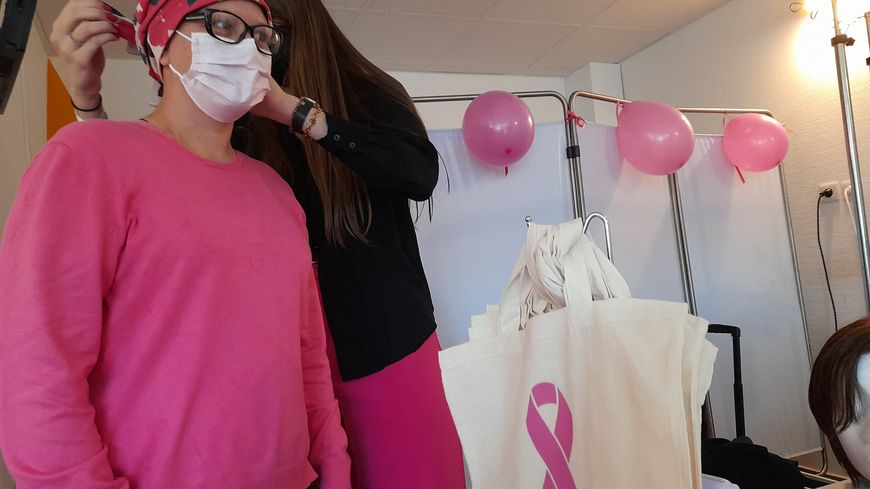 Ce lundi, l'hôpital privé le Bois, à Lille, proposait des ateliers de bien être et de socio-esthétique aux patientes atteintes par le cancer du sein, dans le cadre d'Octobre rose.